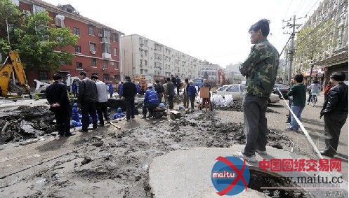 北京右安门内大街自来水管爆裂 6000户居民断水