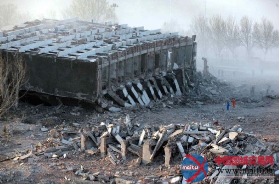 楼龄23年辽宁科技馆爆破拆除