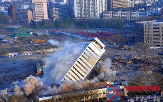 楼龄23年辽宁科技馆爆破拆除
