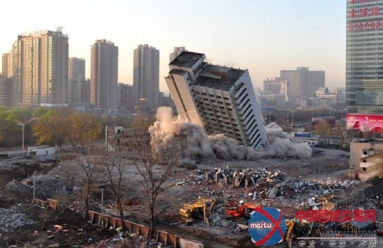 楼龄23年辽宁科技馆爆破拆除