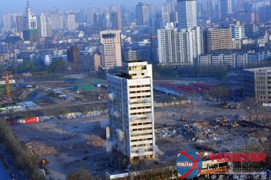 楼龄23年辽宁科技馆爆破拆除