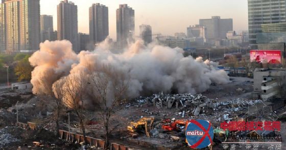 楼龄23年辽宁科技馆爆破拆除