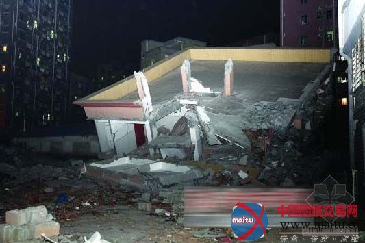 宝安福永街道八层空楼倒塌 街道称是自拆