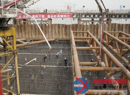 铜陵长江大桥首个主塔墩承台浇筑混凝土