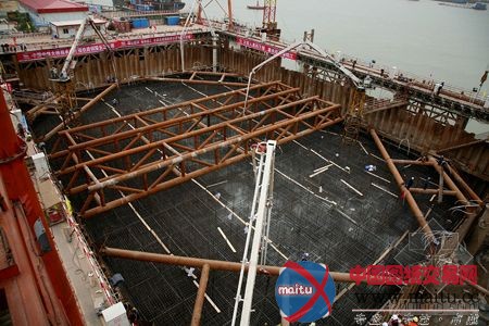 铜陵长江大桥首个主塔墩承台浇筑混凝土