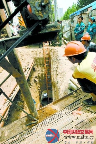 郑州一施工现场塌方2工人被埋身亡