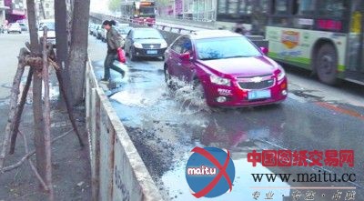 沈阳:自来水爆裂 堵车上百米