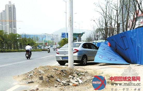 市民抱怨:工地施工车致黄山路部分路面损毁严重