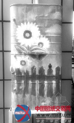 杭州公交站开出节水“向日葵” 雨天可收集雨水60升