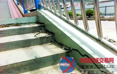 合肥:新建天桥“开口笑”施工单位称热胀冷缩导致开裂