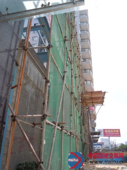 连脚手架都没拆就“交房” 真被雷到了