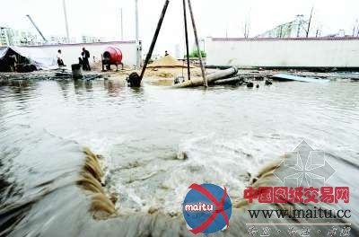 野蛮施工惹祸 水淹金桥大道