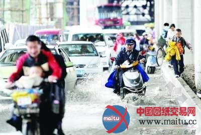 野蛮施工惹祸 水淹金桥大道