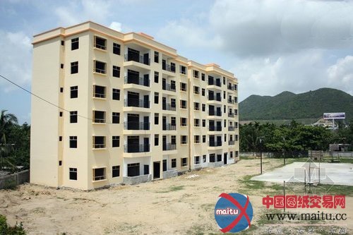 三亚一小学非法集资建房 占用校园跑道