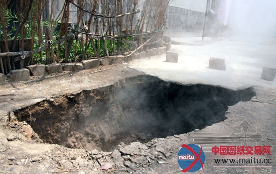 兰州:居民楼前突陷“蒸汽大坑”