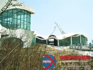 青岛现代艺术中心7年未竣工 群众以为是废炮楼