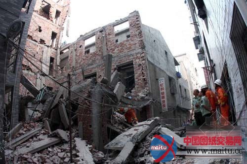 武汉长丰大道在建六层楼房垮塌致1死7伤