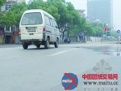 江苏:地面凸起10多平方米 疑是污水管道牵引所致