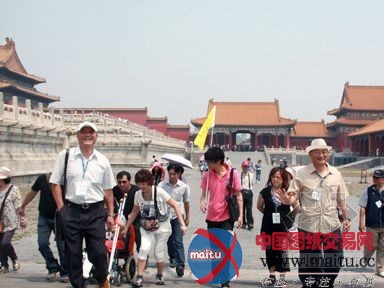 台湾基层民众参故宫 感受传统建筑魅力