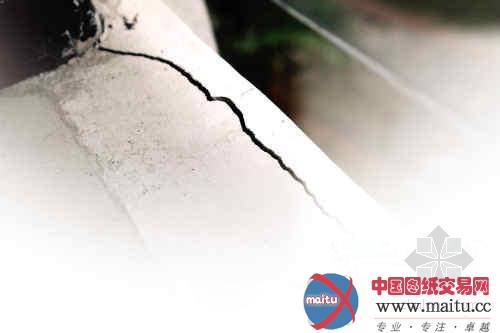 广州亚运城现装修问题:部分墙和地砖有裂纹