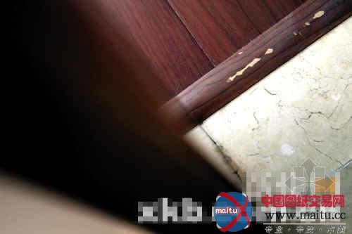 广州亚运城现装修问题:部分墙和地砖有裂纹