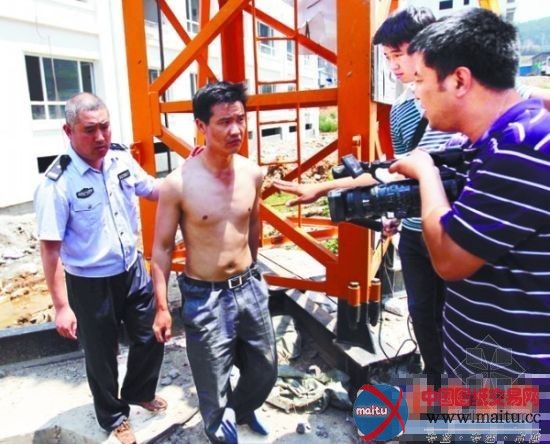 男子为讨工钱 赤脚光膀爬塔吊