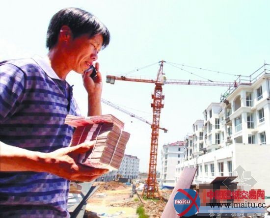 男子为讨工钱 赤脚光膀爬塔吊