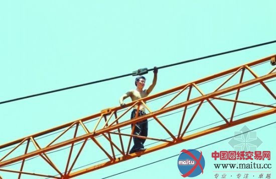 男子为讨工钱 赤脚光膀爬塔吊