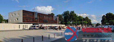 法国普罗旺斯历史城区建造新的警局