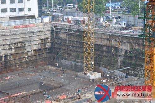 鲁商集团无证施工 附近居民楼现裂缝