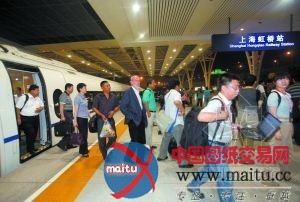 京沪高铁首发日上座率达98%