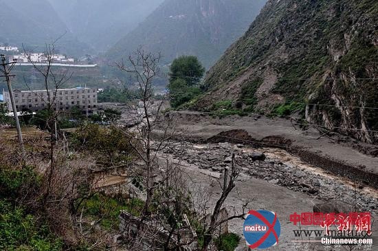 四川强降雨引多地道路中断