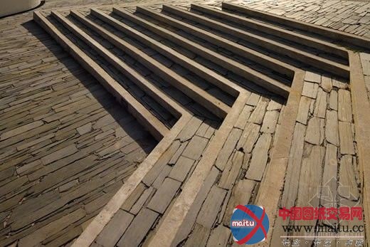 威海百货大楼南侧“裙楼”昨日封顶