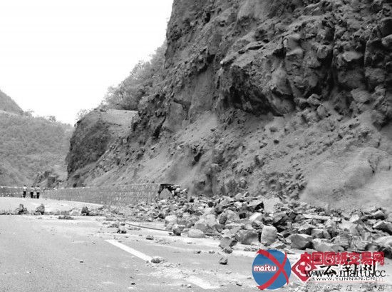 云南:公路试通车1天就坍塌 致2死2伤