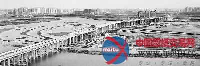 哈尔滨阳明滩大桥桥面施工 10月竣工通车