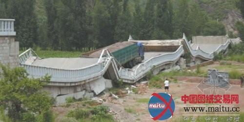 超载货车压弯北京最长钢拱桥白河桥