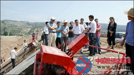 秦州研制成功混凝土堤防工程振抚一体机