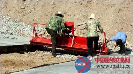 秦州研制成功混凝土堤防工程振抚一体机