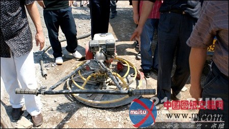 秦州研制成功混凝土堤防工程振抚一体机