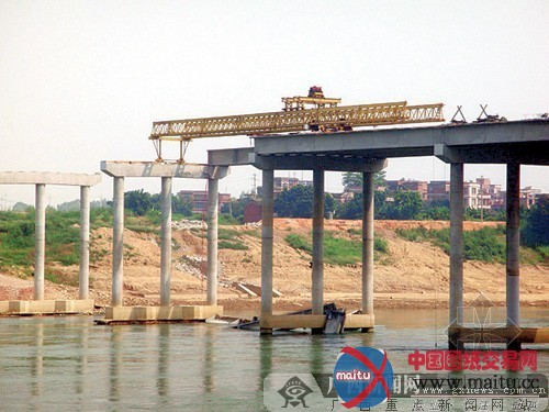 梧州西江三桥在建中两预制梁坠江 疑为大桥坍塌