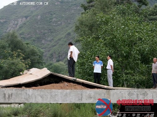 桥面突然爆裂 内部惊现大量锯末