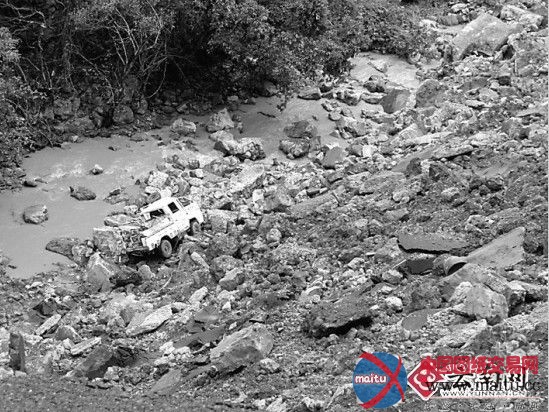 云南:公路试通车1天就坍塌 致2死2伤