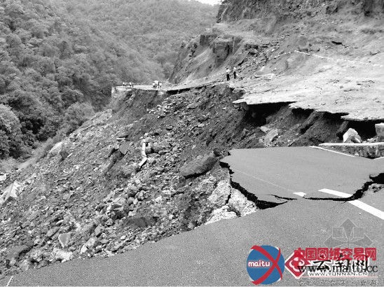 云南:公路试通车1天就坍塌 致2死2伤