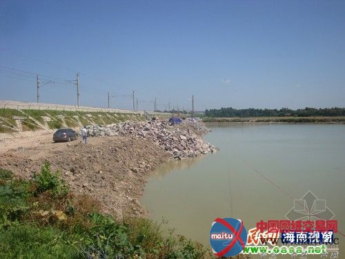 铁路路基护坡开裂 疑村民挖鱼塘有关