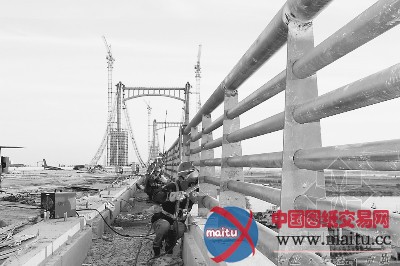 哈尔滨阳明滩大桥转入桥面系施工