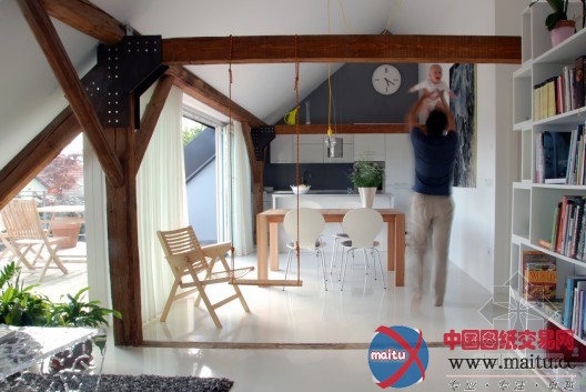 斯洛文尼亚废弃农仓改建住宅