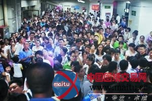 昨日北京狂风暴雨致地铁停驶 乘客称车厢现火花