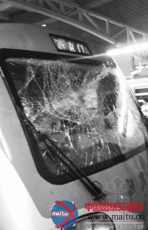 昨日北京狂风暴雨致地铁停驶 乘客称车厢现火花