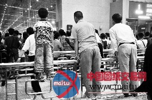 昨日北京狂风暴雨致地铁停驶 乘客称车厢现火花