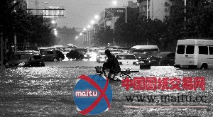 昨日北京狂风暴雨致地铁停驶 乘客称车厢现火花